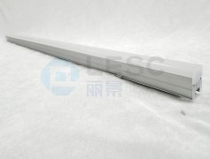 為什么線條燈硅膠燈罩?jǐn)D出時要噴油？